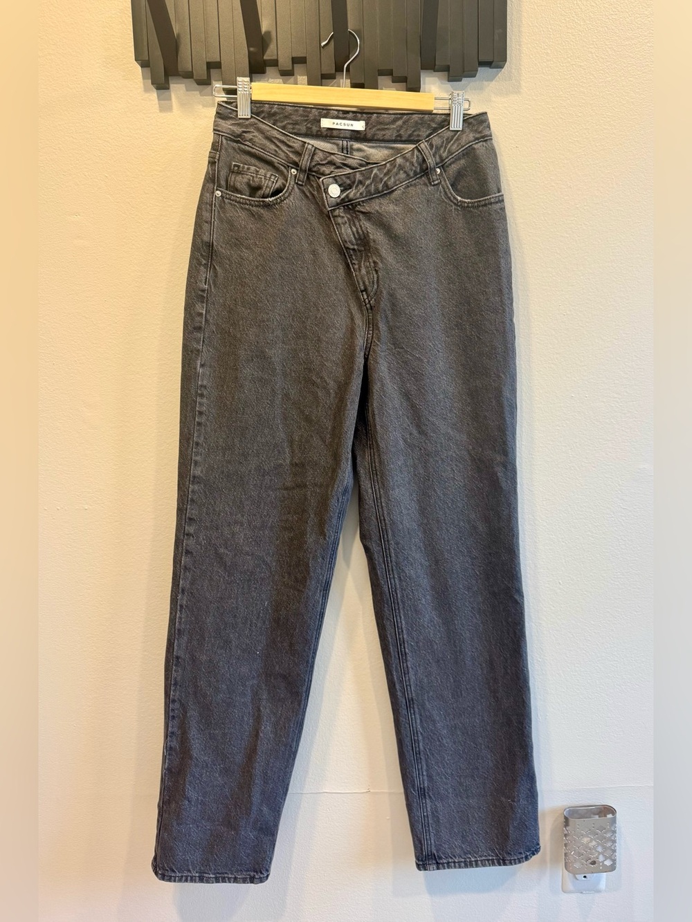 PacSun Asymmetrical button closure 90’s Boyfriend jean— Washed Black-Gray sz. 28